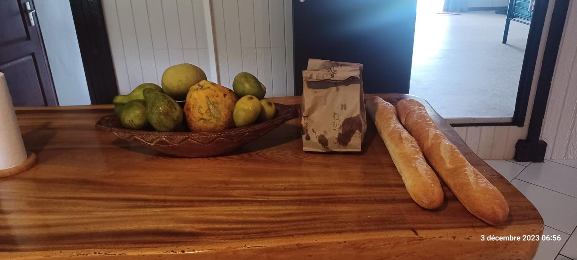 Hava'E Lodge Teahupoo Exteriör bild